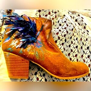Brash Suede Tan Boots like new Size 9.5 w/ Handcrafted Painting on Fringe &Boots